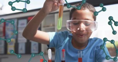 Bilim deneyi yapmak, güvenlik gözlüğü takan çocuk test tüpü tutmak, moleküler yapıların animasyonu. laboratuvar, araştırma, eğitim, kimya, yenilik, öğrenme