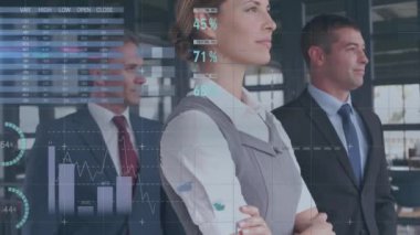 İş adamları üzerinde grafikler ve dünya haritası olan verileri analiz ediyorlar. veri analizi, takım çalışması, beyin fırtınası, küresel, strateji, analitik kavram