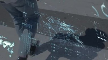 Dünya haritası ve veriler şehir ortamında yürüyen insanlar üzerinde bir animasyon olduğunu gösteriyor. Global, teknoloji, nüfus grafikleri, bağlantı, şehir manzarası, ağ