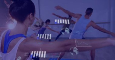 Stüdyoda yoga yapan insanlar, üzerlerinde form verileri animasyonuyla poz veriyorlar. egzersiz, sağlık, sağlık, teknoloji, esneme, egzersiz konsepti