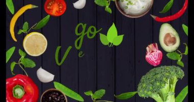 Vejetaryen mesajını koyu arka planda çeşitli taze sebzeler ve otlar üzerine gönder. Sağlıklı beslenme, bitki temelli beslenme, organik beslenme, diyet, sağlıklı yaşam tarzı