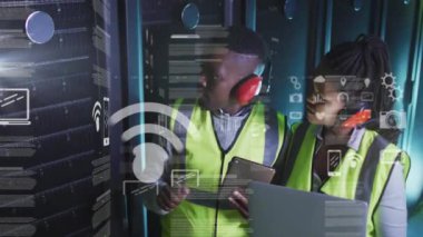 Güvenlik yeleklerindeki mühendislerin veri tabloları ve grafikleri inceleniyor. Veri analizi, takım çalışması, inşaat, sanayi, teknoloji, işbirliği kavramı