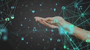 Beyin modelini, ağ bağlantılarını ve veri işleme animasyonunu tutan eller. Bilim, teknoloji, yenilik, yapay zeka, sinirsel ağ, veri analizi