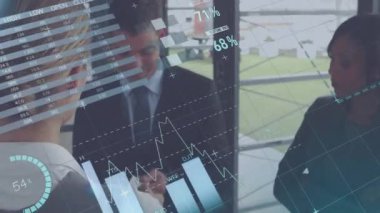 İş adamları finansal grafikler ve dünya haritası animasyonu üzerinde veri analizlerini tartışıyor. takım çalışması, işbirliği, finans, strateji, toplantı, tartışma