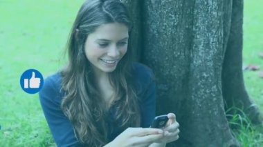 Akıllı telefon kullanan, mavi başparmaklı, sosyal medya animasyonlarıyla çevrili bir kadın. Teknoloji, iletişim, dijital, bağlantı, sosyal ağ, internet