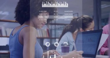 Ofiste çalışan çeşitli iş adamları üzerinde veri analizi ve kodlama animasyonu. Teknoloji, takım, işbirliği, şirket, dijital, programlama