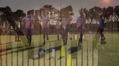 Futbolcular finansal veri işleme animasyonu üzerinde külahlarla antrenman yapıyorlar. Spor, takım çalışması, fitness, veri analizi, koordinasyon, iş