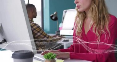 Bilgisayarda çalışan, ofisteki veri dalgaları animasyonu yapan bir kadın. Teknoloji, iş, modern, analitik, dijital, çalışma alanı