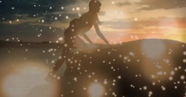 Gün batımında ışıldayan Bokeh ışıkları üzerinde dans eden kişinin silueti. Dans, hareket, soyut, performans, sanatsal, şenlikli