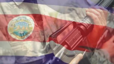 Elinde tüfekler, animasyon Kosta Rika bayrağının başında duran askeri personel. Askerler, silahlı kuvvetler, ulusal gurur, vatanseverlik, savunma, tören