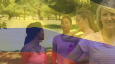 Parkta gülümseyen kadınlar Kolombiya bayrağı animasyonu sahnesini örtüyor. Mutluluk, dostluk, açık hava, grafik, boş zaman, yaz