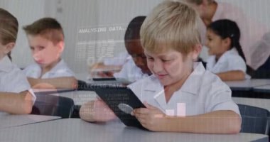 Sınıftaki çocuklar tablet kullanıyorlar, üzerlerinde veri işleme animasyonu yapıyorlar. Eğitim, teknoloji, öğrenme, dijital, modern, etkileşim konsepti