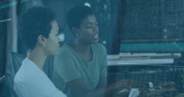 Bilgisayarda çalışan iki kadın için şifreleme ve veri işleme animasyonu. Teknoloji, siber güvenlik, kodlama, ağ oluşturma, takım çalışması, ofis