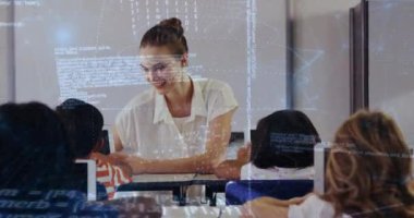 Öğretmenlerin öğrencilerle etkileşimi, sınıf ortamında veri işleme animasyonu. Eğitim, öğrenme, öğretim, teknoloji, etkileşim, okul kavramı