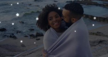 Okyanusa sarılı, yıldızlı animasyonlu bir çift. Romantik, gece, açık hava, aşk, sahil, rüya gibi