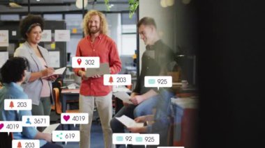 Modern ofisteki çeşitli iş adamları üzerinde sosyal medya bağlantısı animasyonu. Takım çalışması, işbirliği, çeşitlilik, teknoloji, iletişim, çevrimiçi