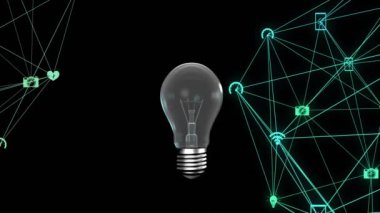 Ağ bağlantıları ve veri işleme animasyonuyla parlayan ampul. Yenilik, teknoloji, dijital, gelecek, elektrik, aydınlatma kavramı