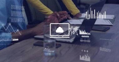 Belgeler ve dizüstü bilgisayarlarla çalışan insanların finansal veri animasyonlarını analiz ediyorum. Finans, analiz, takım çalışması, teknoloji, işbirliği, iş