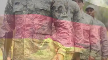 Elinde tüfekler, arka planda Alman bayrağı olan askerler. Ordu, vatanseverlik, birlik, savunma, silahlı kuvvetler, savaş
