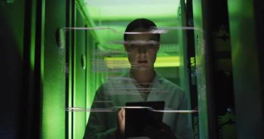 Tablet tutuluyor, sunucu odasında veri işleme animasyon örtüsü olan kişi. Teknoloji, teknisyen, siber güvenlik, ağ, veritabanı, programlama