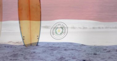 Paraguay bayrağı animasyonunun üzerinde kumlu sahilde duran sörf tahtaları. Okyanus, kıyı şeridi, dalgalar, deniz kıyısı, sörf, spor
