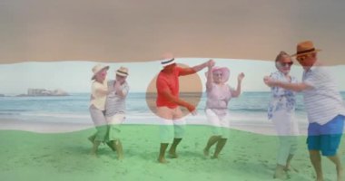 Kumsalda dans etmek, yaşlı insanlar zenci bayrağı eşliğinde tatilin tadını çıkarıyor. Keyif, kutlama, son sınıf, egzersiz, seyahat, özgürlük