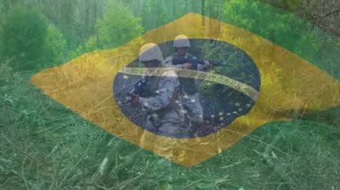 Brezilya bayrağını orman bölgesinde devriye gezen askerlerin üzerine dikmek. Ordu, kamuflaj, açık hava, ulusal bayrak, güvenlik