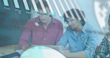 Ofiste dizüstü bilgisayarda çalışan iki adamın iş veri grafiği animasyonu. takım çalışması, dijital, teknoloji, şirket, işbirliği, analiz