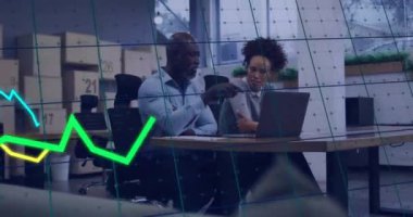 Modern ofiste çalışan iş adamlarının finansal veri grafiği animasyonu. Finans, takım çalışması, teknoloji, veri analizi, işbirliği, dijital