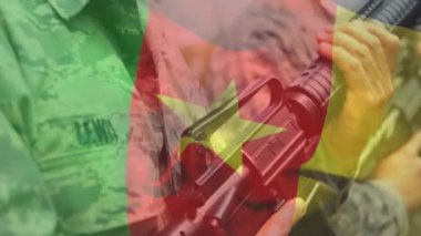 Ellerinde tüfekler, kamerun bayrağı olan askerler. Ordu, savunma, vatanseverlik, ateşli silahlar, yoldaşlık, ulusal gurur.