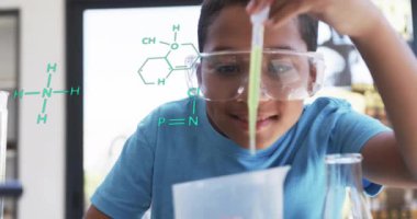 Kimyasal formüller üzerinde güvenlik gözlüğü olan bir çocuk. lab, kimya, eğitim, öğrenme, araştırma, STEM