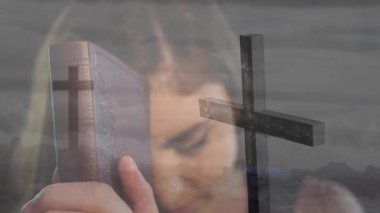 İncil 'i tutan ve dua eden, çapraz ve bulutlu animasyon üzerinde bir kadın. İnanç, maneviyat, dua, umut, din, ibadet