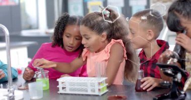 Sınıfta bilim deneyi yapan çocuklar üzerinde kimyasal yapılar ve elementler. eğitim, kimya, araştırma, öğrenme, öğrenciler, laboratuvar kavramı