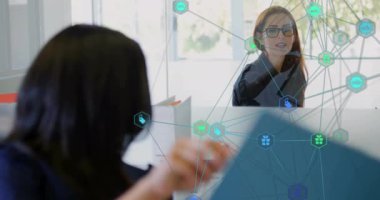 Ofisteki iş toplantısından sonra bağlantılar ve veri işleme animasyonu ağı. Teknoloji, ağ oluşturma, dijital, takım çalışması, işbirliği, yenilik