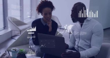 Dizüstü bilgisayardaki verileri, finansal çizelgeleri olan iş arkadaşlarını inceliyorum. Takım çalışması, analiz, teknoloji, işbirliği, ofis, şirket