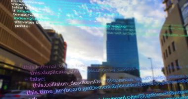 Gökdelenler ve bulutlu gökyüzü ile şehir manzarası üzerinde bilgisayar kodu animasyonu. Teknoloji, kodlama, kentsel, bulutlar, dijital, programlama