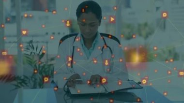 Doktor, sosyal medya simgeleriyle birlikte sahne üzerinde tıp kitabı okuyor. Sağlık, teknoloji, tıp, yenilik, araştırma, eğitim