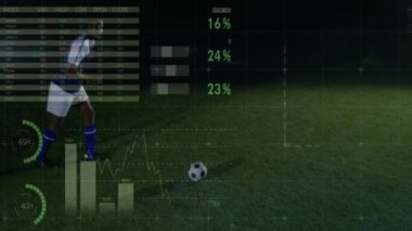 Sahadaki futbolcu veri analizi ve dünya haritası animasyon örtüsüyle. Spor, teknoloji, atlet, istatistik, görselleştirme, strateji