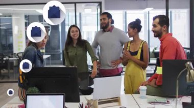 Modern ofiste işbirliği yapan çeşitli iş adamları için e-posta bildirimleri. Takım çalışması, işbirliği, teknoloji, iletişim, üretkenlik, kurumsal