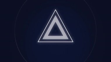 Parlak üçgen ve çizgileri koyu arkaplanda olan dairesel şekiller. Soyut, neon, fütüristik, geometrik, dijital, teknoloji kavramı