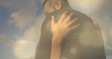 Bulutlu arka planda, ışık saçan animasyonlarla sarılan insanlar. Arkadaşlık, bağlantı, birliktelik, duygular, kutlama, ilişkiler