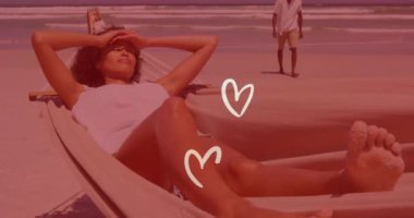 Sahilde hamakta dinlenen, kalp animasyonuyla tatilin tadını çıkaran bir kadın. Rahatlama, tropikal, boş zaman, cennet, yaz, tatil