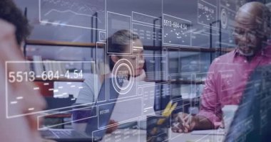 Ofisteki çeşitli meslektaşlar üzerinde veri analizi animasyonuyla yapılan iş toplantısı. işbirliği, takım çalışması, strateji, beyin fırtınası, teknoloji, sunum