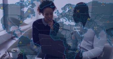 Ofisteki iş adamları üzerinde dünya haritası ve veri analizi animasyonu. global, takım çalışması, şirket, teknoloji, dijital, işbirliği