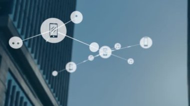 Şehir planının üzerinde müzik ve akıllı telefon ikonları animasyonu ağı. Teknoloji, iletişim, dijital, kentsel, bağlantı, modern