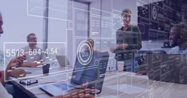 Çeşitli takımlarla iş toplantısı ve ofis ortamında veri işleme animasyonu. Takım çalışması, teknoloji, şirket, profesyonel, beyin fırtınası, işbirliği