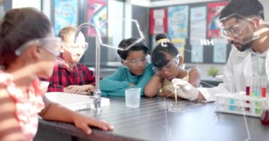 Kimya öğretmeni fen sınıfındaki çocukların üzerindeki moleküler yapıları açıklıyor. Eğitim, öğretim, öğrenciler, öğrenme, öğretim, açıklama kavramı