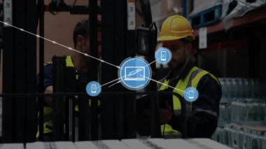 Forklift, veri akışı animasyonlu cihazlara bağlı depo çalışanları. Lojistik, teknoloji, takım çalışması, endüstri, makine, bağlantı