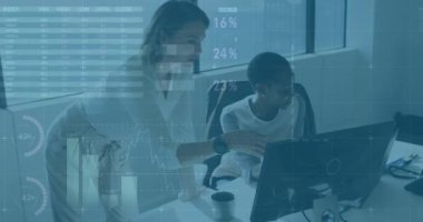 İş veri analizi, iş arkadaşlarının ofis masasında iş görüşmesi üzerine animasyon. Analiz, takım çalışması, işbirliği, beyin fırtınası, yenilik, strateji