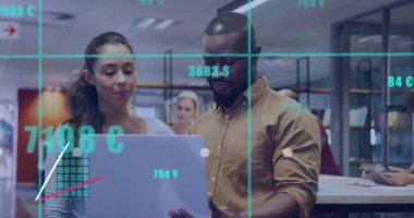 Ofisteki çeşitli iş adamları üzerindeki finansal veri animasyonlarını analiz ediyorum. finans, veri analizi, takım çalışması, işbirliği, şirket, teknoloji